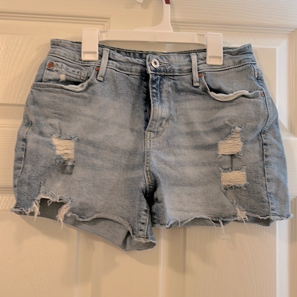 Distressed Levi’s Denizen 3 inch High Rise Shorts